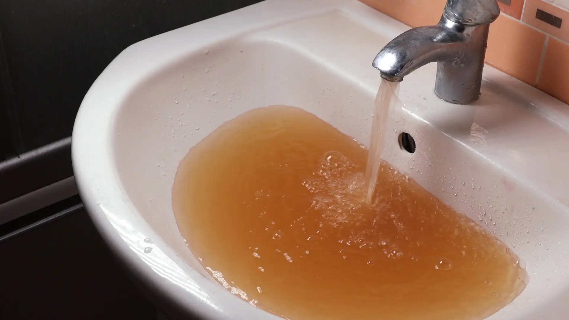 rusty-water-pours-from-tap-water-pollution-globa-2023-11-27-05-00-11-utc.jpg